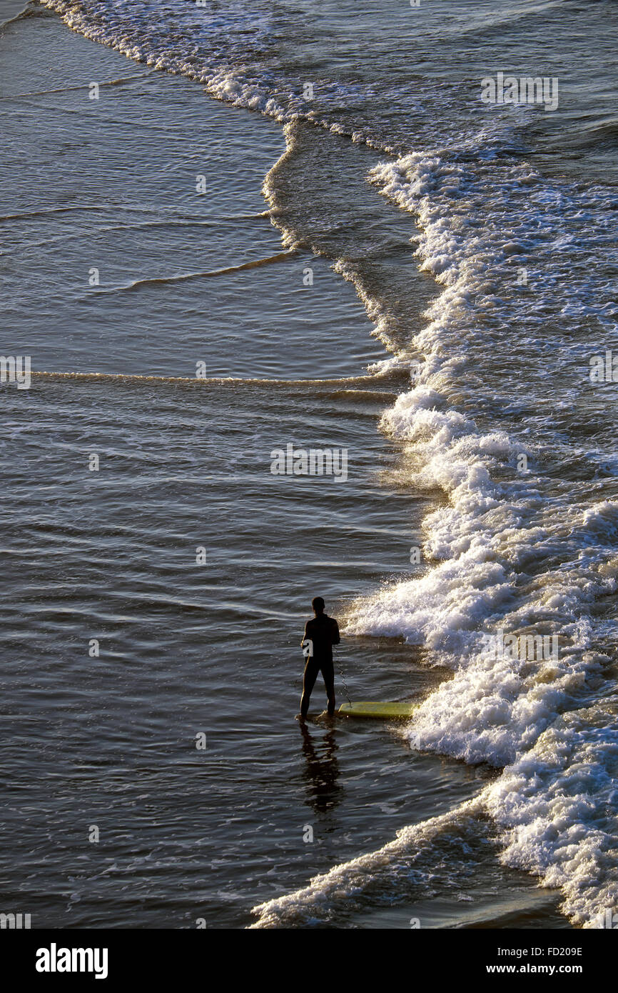 Les surfeurs sur la plage, l'Océan atlantique, Rabat, Rabat, Maroc province Banque D'Images