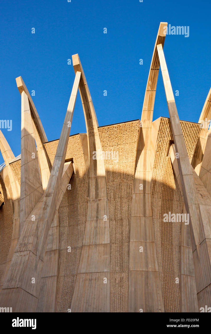 L'église Santa Maria de Loreto, Javea, Costa Blanca, Espagne. La construction en béton n'a pas de windows. Banque D'Images