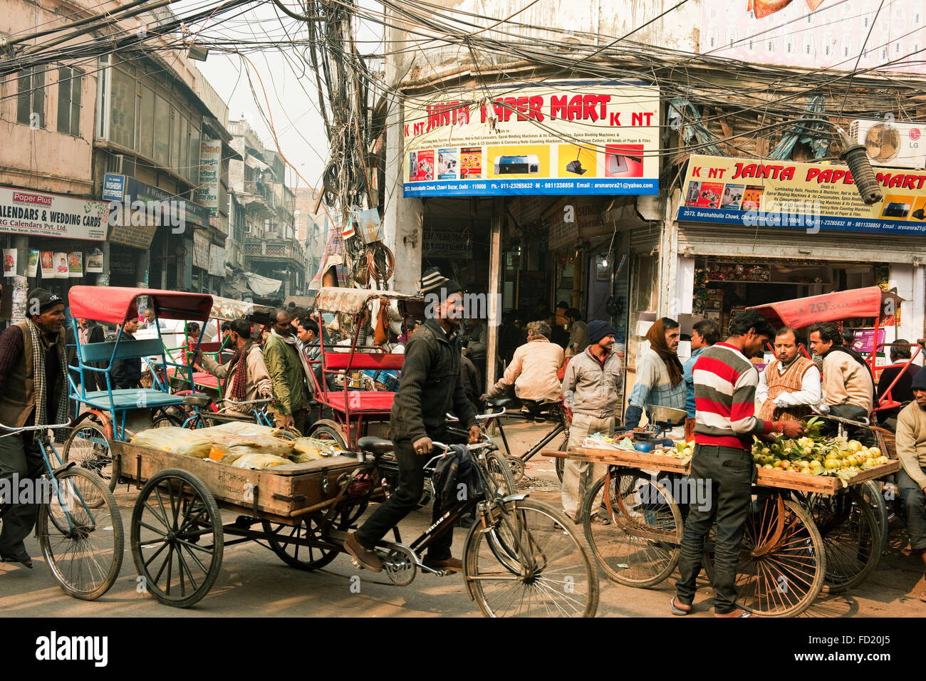 Une scène de rue à Chandni Chowk marché, Old Delhi, Inde avec pilote et de pousse-pousse et les vendeurs de rue sur une rue bondée Banque D'Images