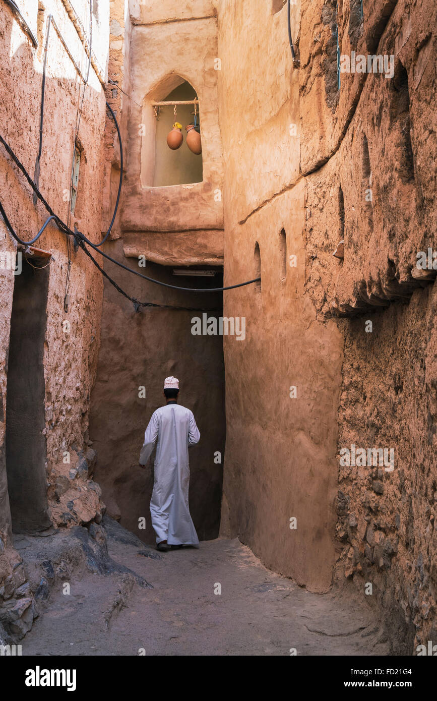 Homme marchant dans la ruelle du vieux village traditionnel de In Misfat al Abryeen en Oman Moyen-orient Banque D'Images