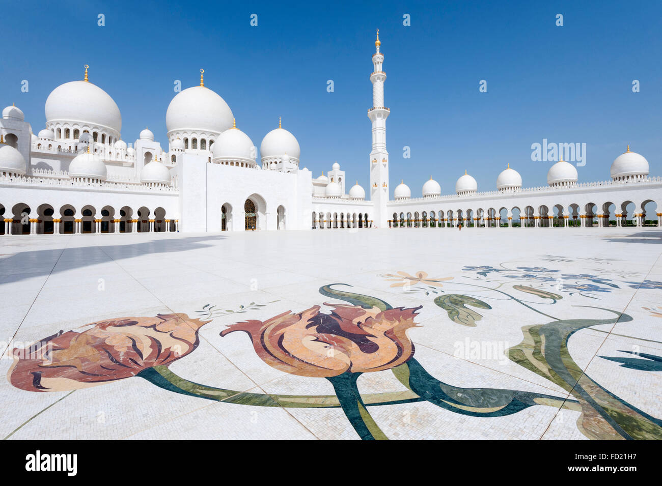 Vue sur cour richement décorée de la Grande Mosquée Sheikh Zayed à Abu Dhabi Emirats Arabes Unis Banque D'Images