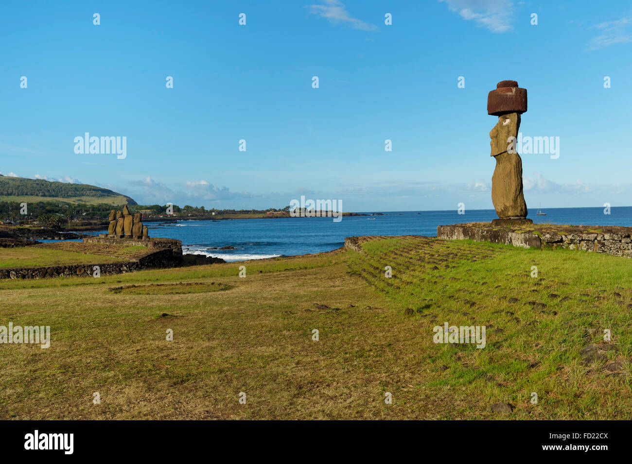 Moai portant un Pukao (Topknots), Hanga Roa, parc national de Rapa Nui, l'île de Pâques, Chili, UNESCO World Heritage Banque D'Images