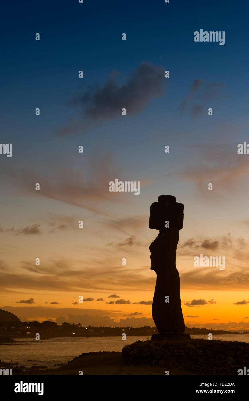 Complexe cérémonial Tahai Hanga Roa, au coucher du soleil, parc national de Rapa Nui, l'île de Pâques, Chili, UNESCO World Heritage Banque D'Images