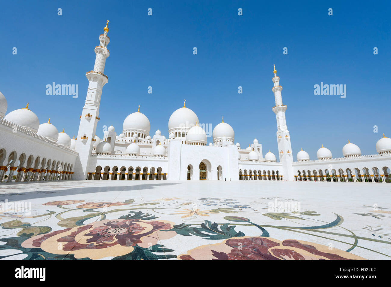 Vue sur cour richement décorée de la Grande Mosquée Sheikh Zayed à Abu Dhabi Emirats Arabes Unis Banque D'Images
