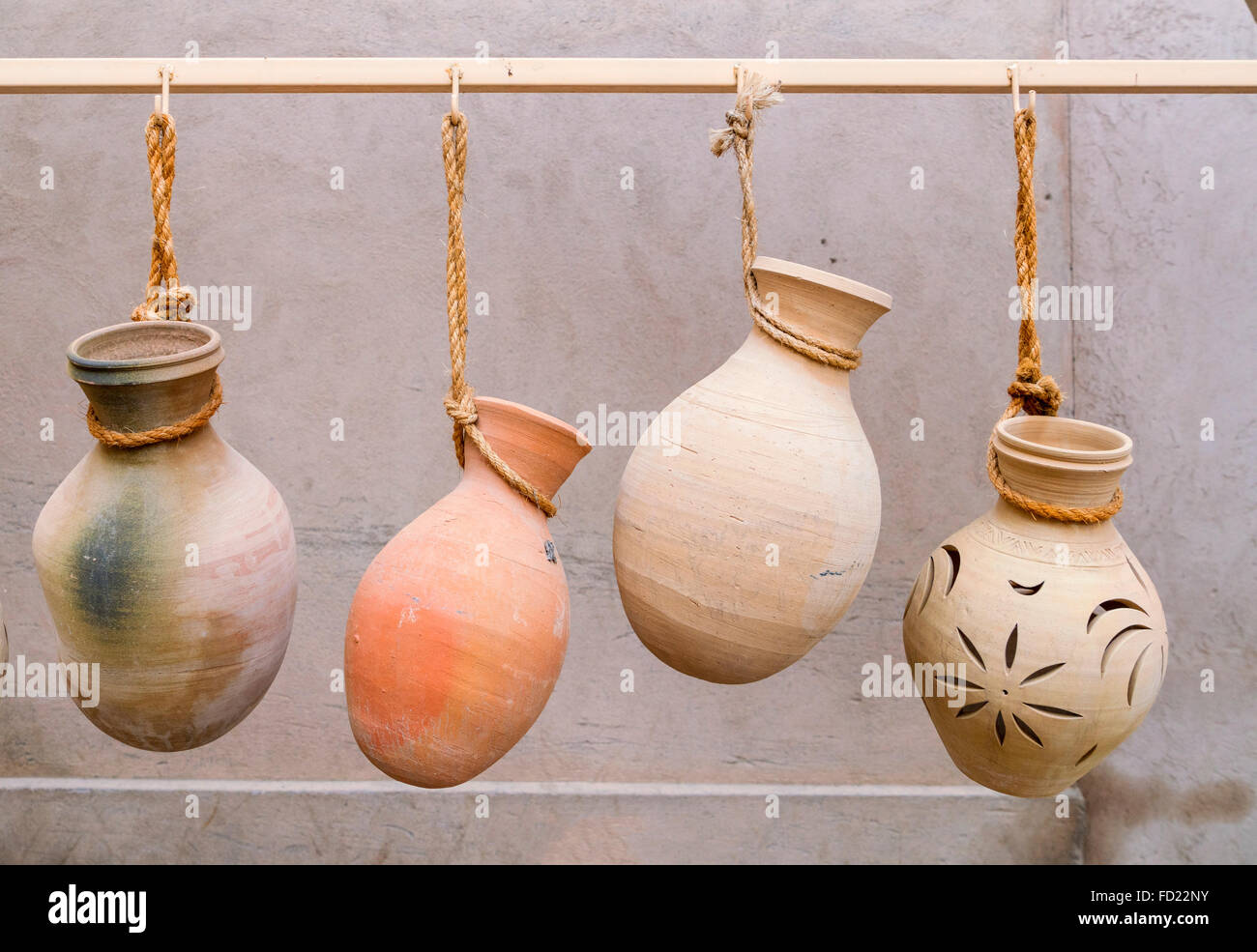 Des pots de céramique en vente au Souk à Nizwa Oman Banque D'Images