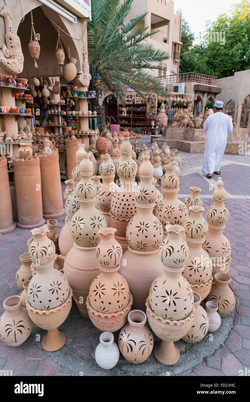 Des pots de céramique en vente au Souk à Nizwa Oman Banque D'Images