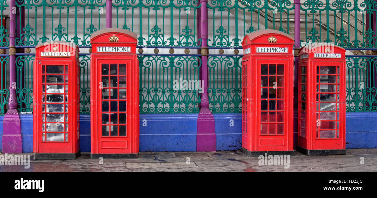 Quatre boîtes de téléphone rouge à Smithfield Market Londres Banque D'Images