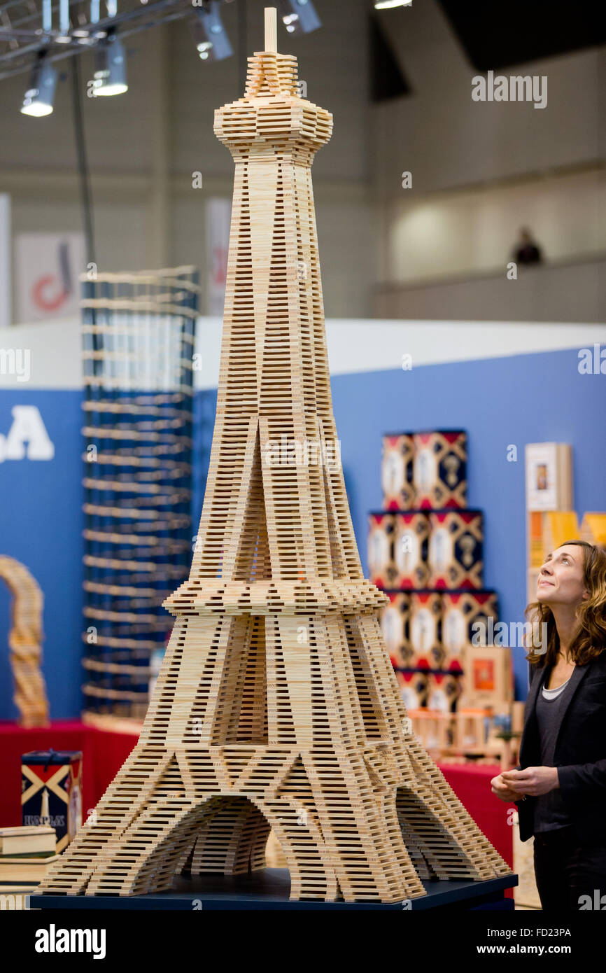 Nuremberg, Allemagne. 27 Jan, 2016. Une réplique de la tour Eiffel à partir  de bois dans le stand de l'jouet en bois Kapla constructeur français à la  67ème Foire Internationale du Jouet