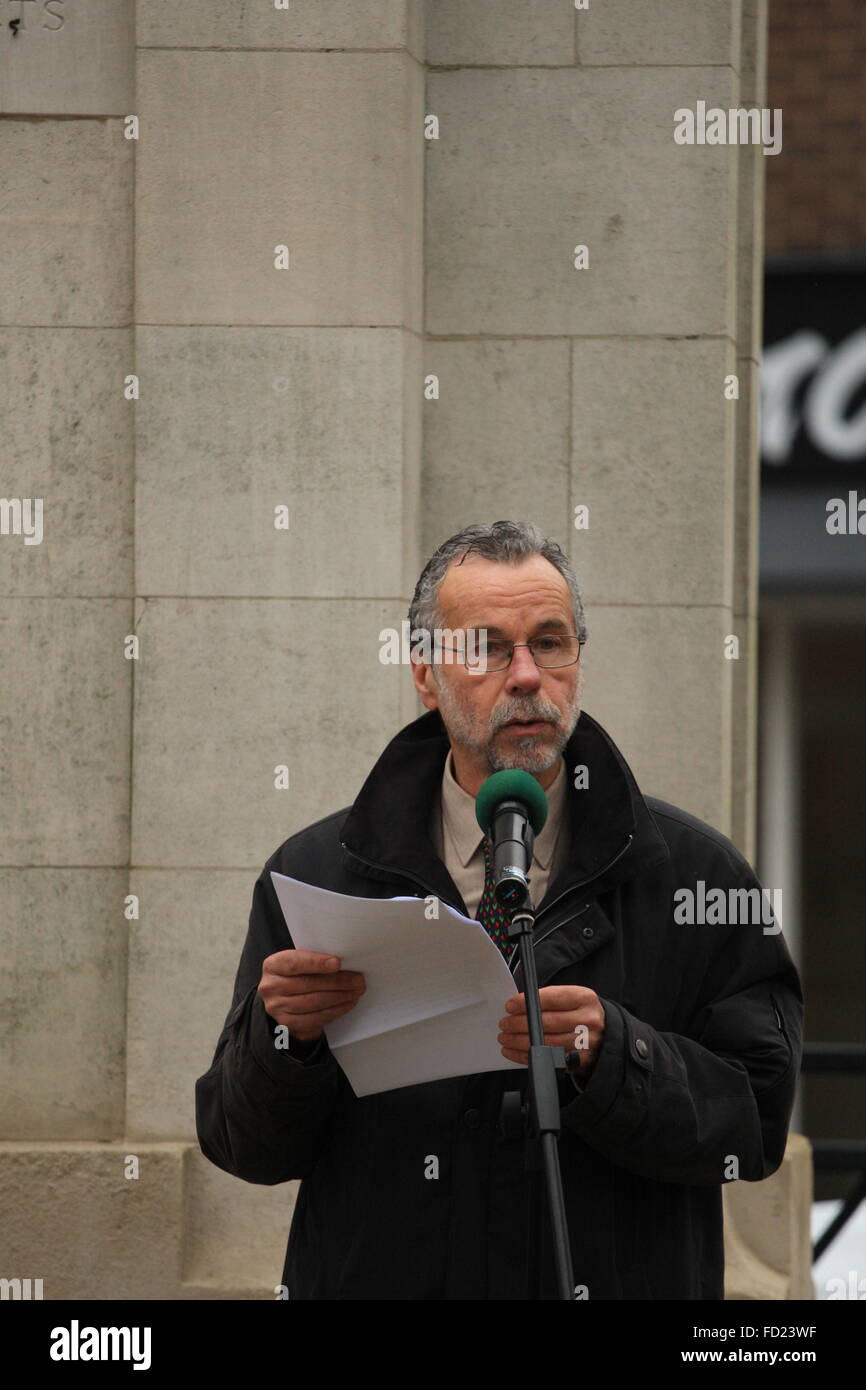 Swindon, Angleterre. 27 janvier, 2016. Les sections locales se sont réunis au monument commémoratif de guerre de Swindon pour marquer le Jour commémoratif de l'Holocauste et payer leurs res Banque D'Images