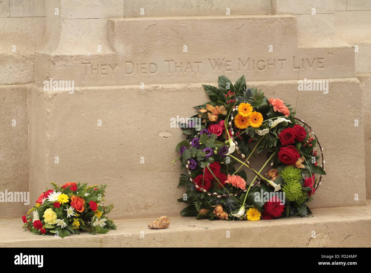 Swindon, Angleterre. 27 janvier, 2016. Les sections locales se sont réunis au monument commémoratif de guerre de Swindon pour marquer le Jour commémoratif de l'Holocauste et payer leurs res Banque D'Images