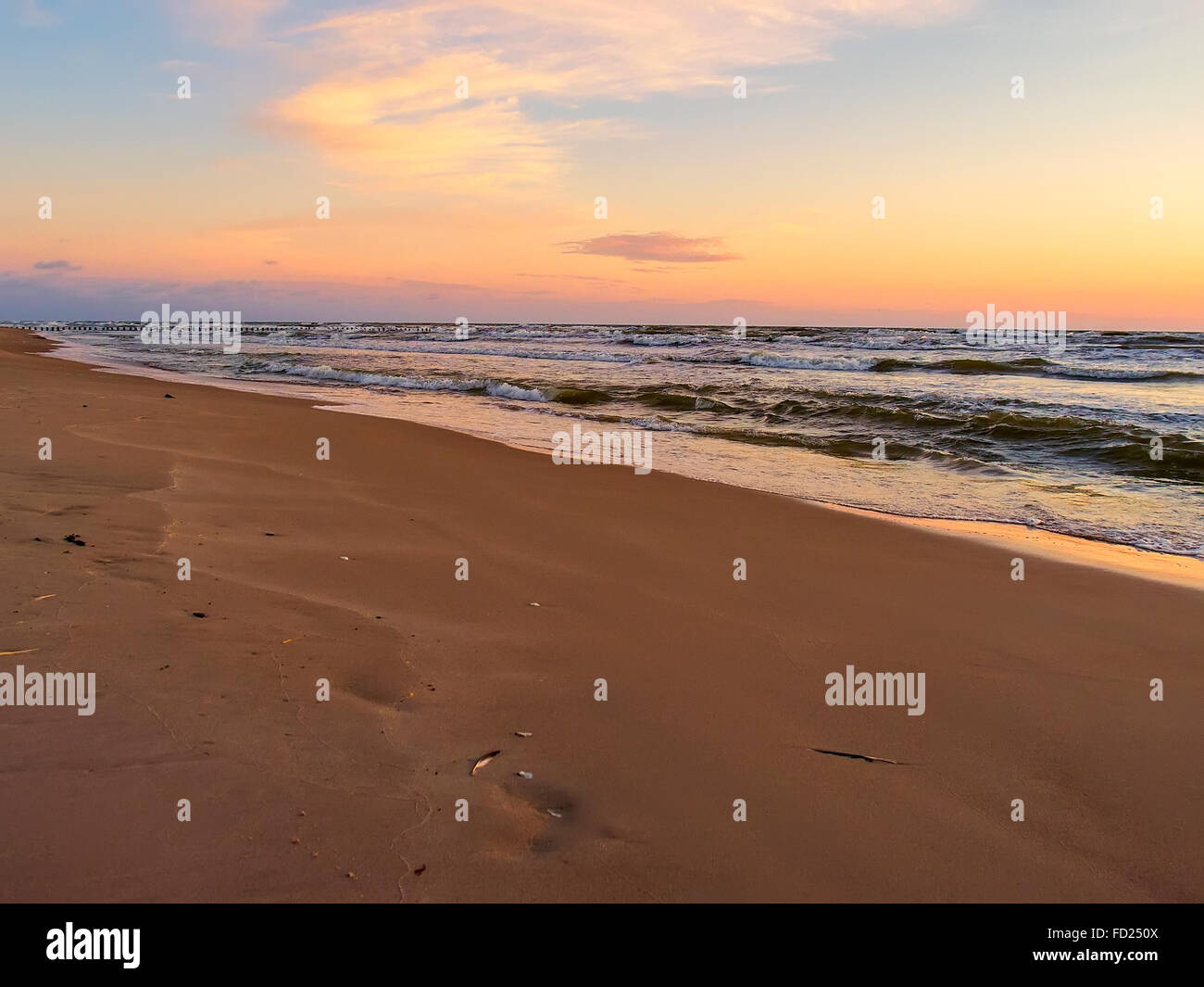 Magnifique Coucher de soleil à la plage sur la mer Baltique. Banque D'Images