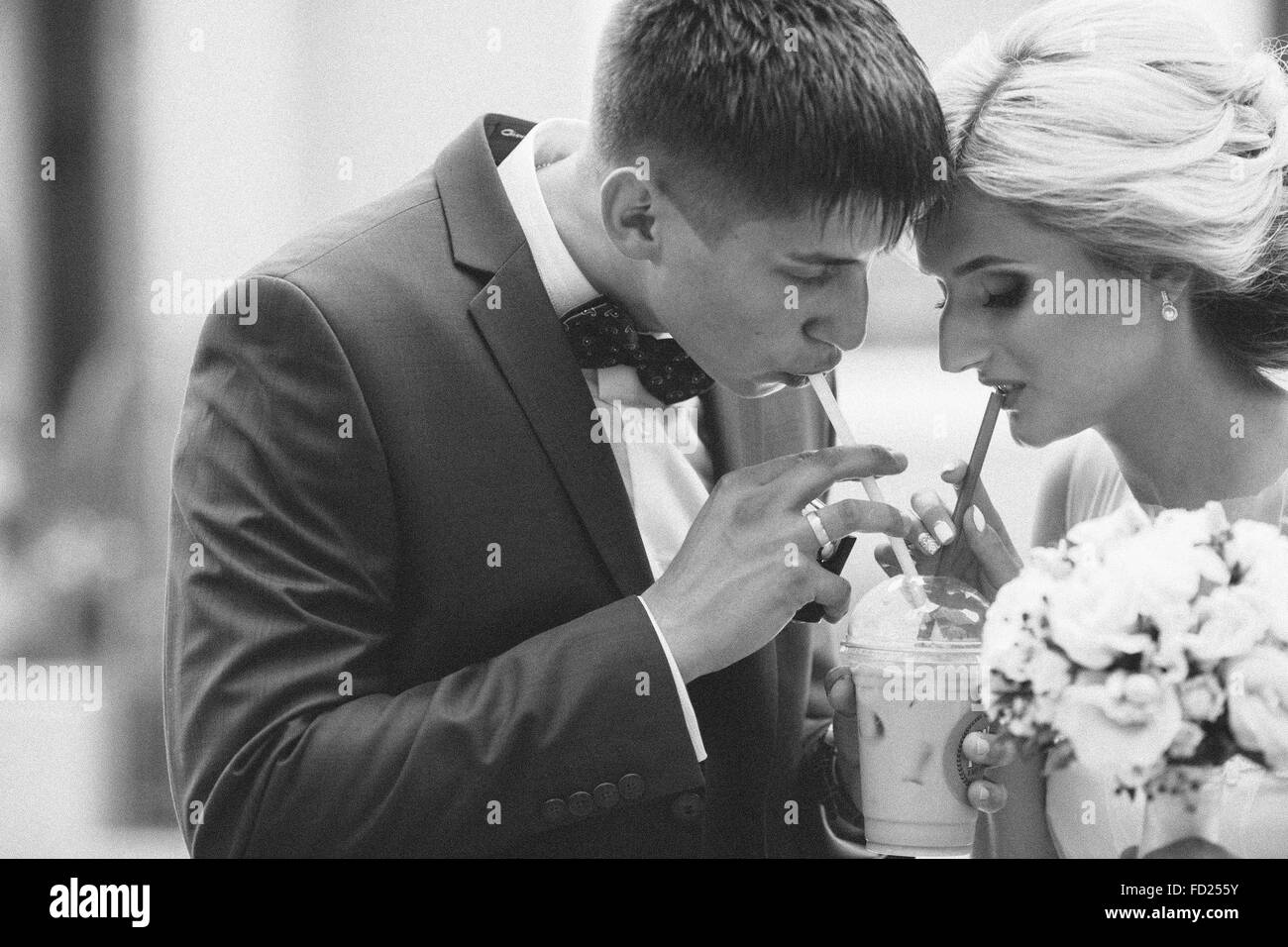 Happy young couple drinking coffee glaces Banque D'Images