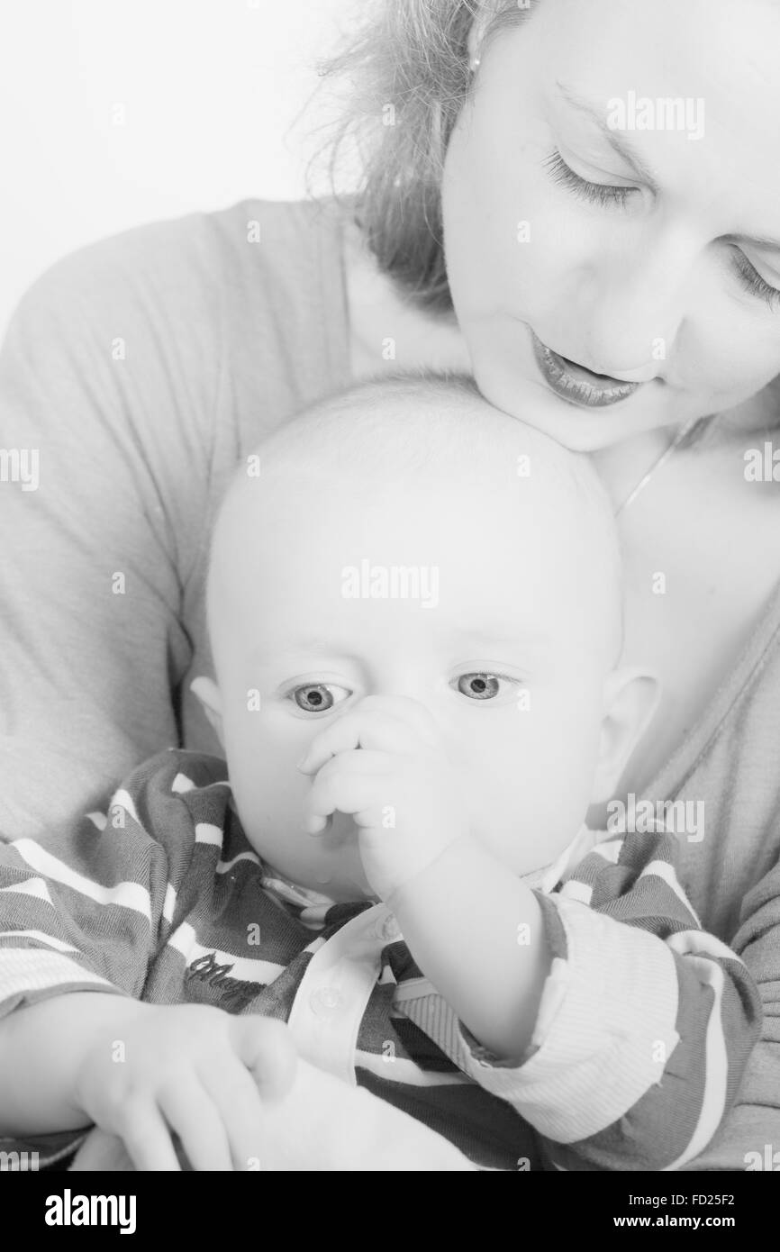 Beau Bebe Nouveau Ne Garcon Avec Sa Mere La Complicite Le Bonheur Le Noir Et Blanc Photo Stock Alamy