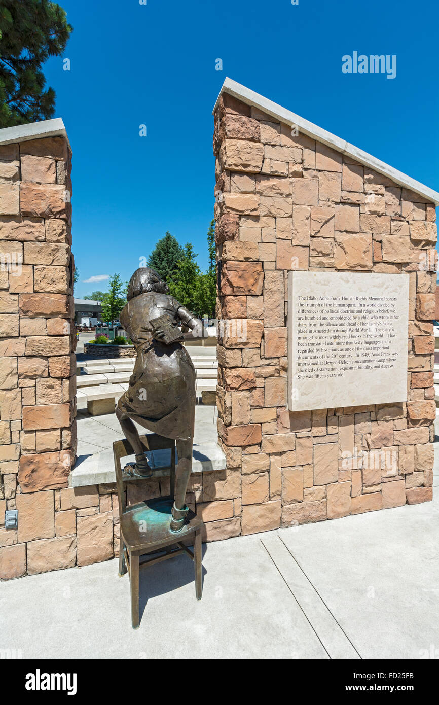 New York, Boise, Idaho Anne Frank Human Rights Memorial, life size sculpture en bronze de Frank holding diary Banque D'Images