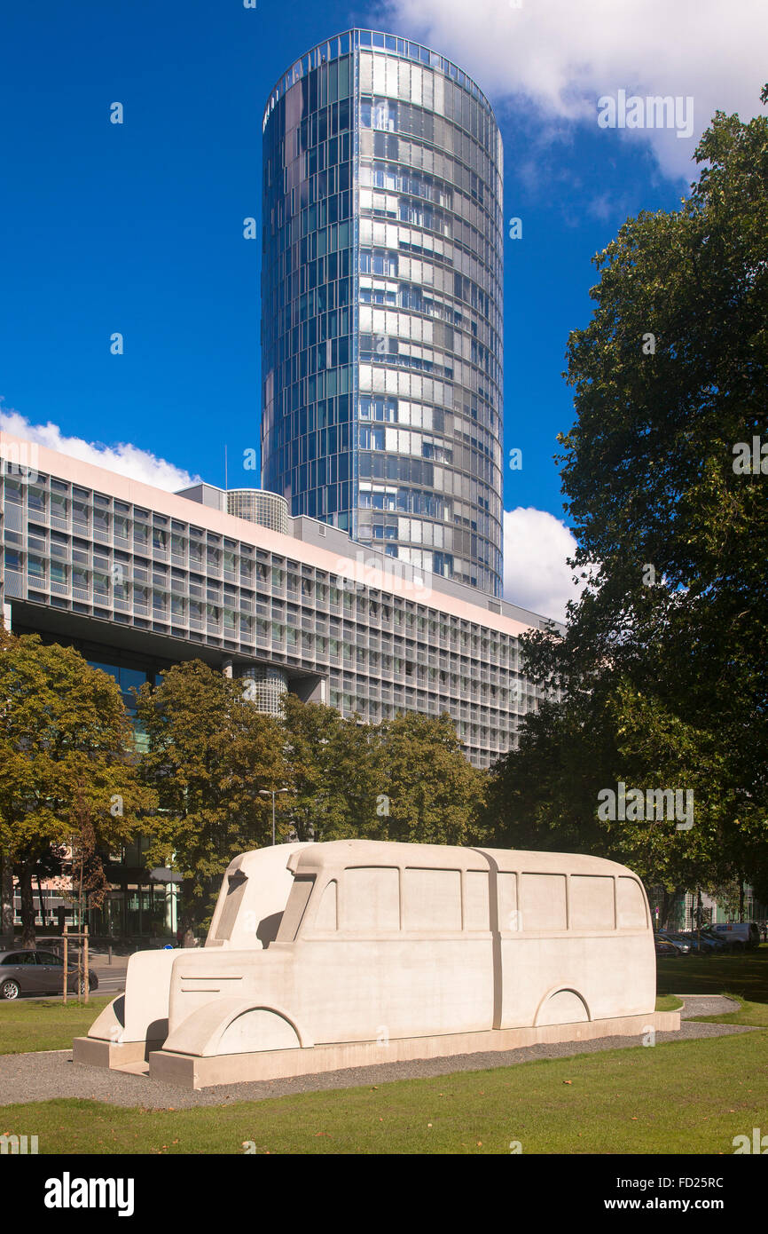 L'Europe, Allemagne, Berlin, Cologne, Monument de l'autobus devant l'CologneTriangle tower dans la distri Banque D'Images