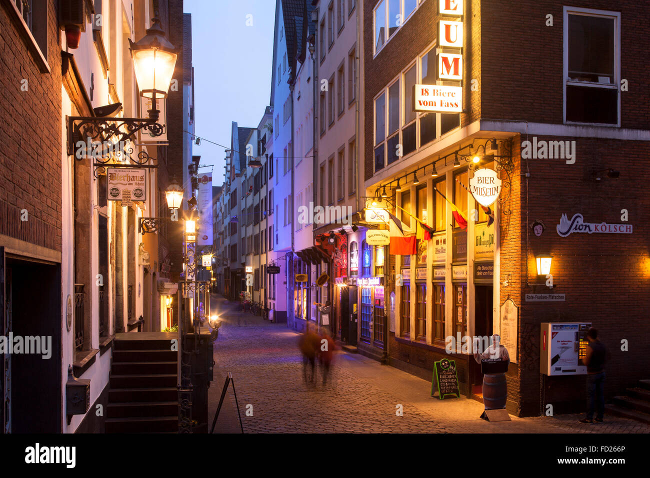L'Europe, l'Allemagne, Cologne, la lane Buttermarkt dans la partie historique de la ville. Banque D'Images