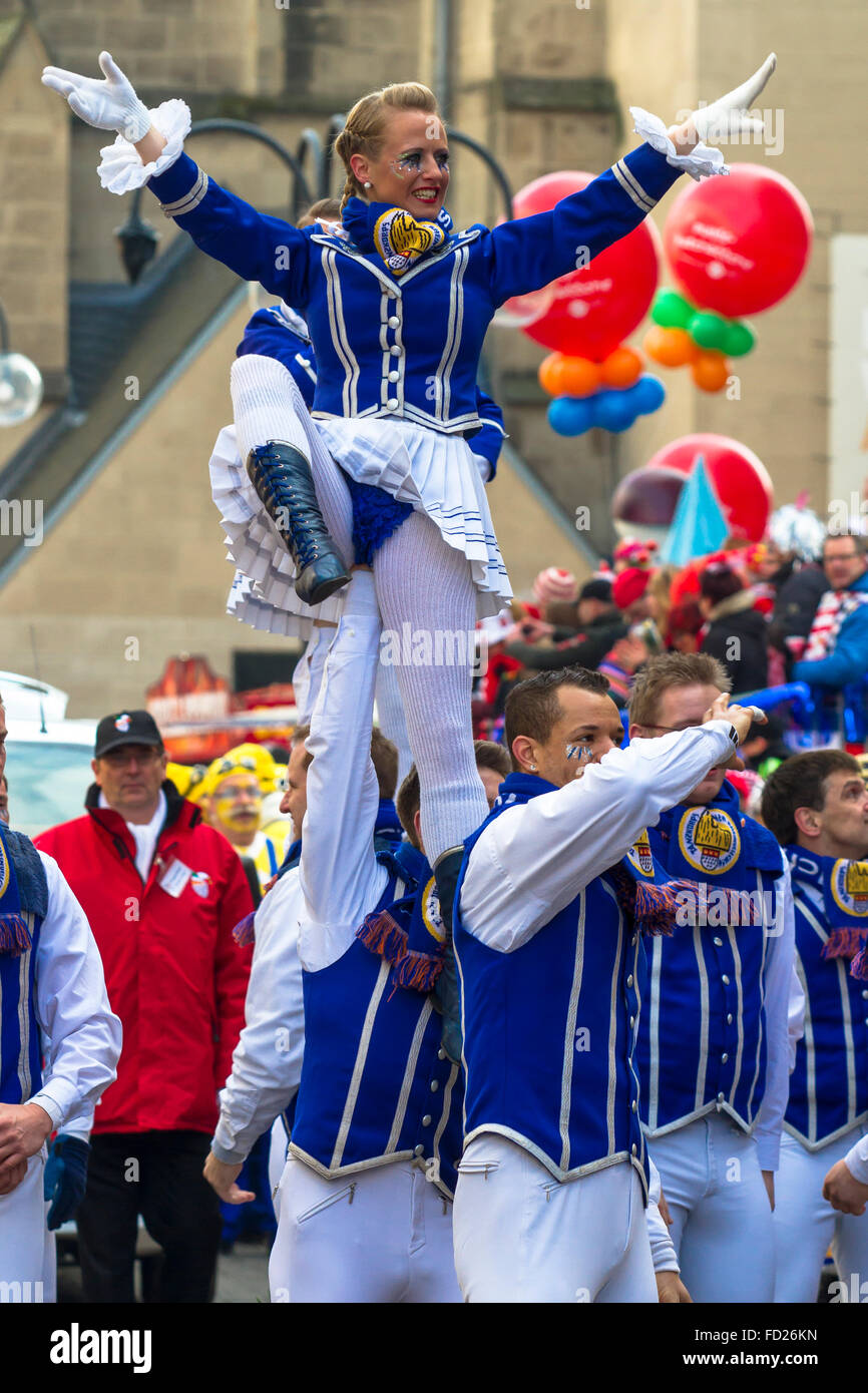 L'Europe, l'Allemagne, en Rhénanie du Nord-Westphalie, Cologne, carnaval, lundi gras procession, majorette danseur de la société carnaval B Banque D'Images
