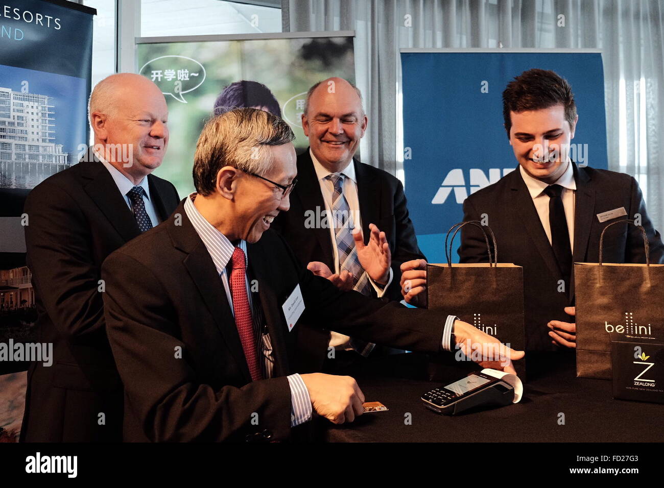 Auckland, Nouvelle-Zélande. 27 Jan, 2015. La coopération internationale l'agent en chef UnionPay Li Rongyuan (2e, L) termine première transaction de carte unionpay en partenariat avec ANZ à la cérémonie de lancement de l'UnionPay-ANZ comme PDG David Hisco ANZ (1e, L) regarde à Auckland, Nouvelle-Zélande, le 27 janvier, 2015. La Banque ANZ a déclaré mercredi que l'ANZ du point de vente (POS) et de la banque, terminaux machine tout au long de la Nouvelle-Zélande serait UnionPay commencer à accepter les cartes de crédit et de débit. © Photo courtoisie de l'ANZ/Xinhua/Alamy Live News Banque D'Images