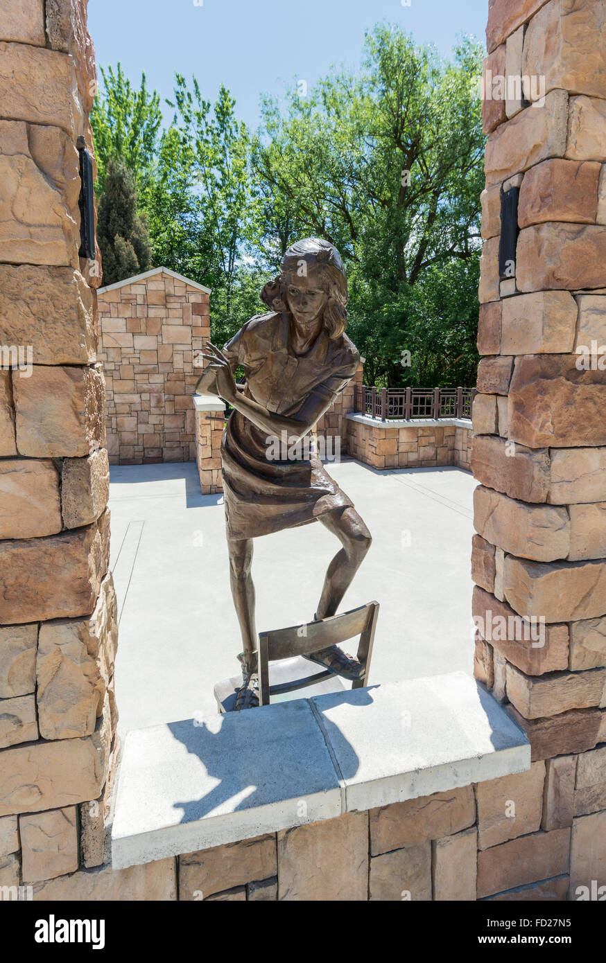 New York, Boise, Idaho Anne Frank Human Rights Memorial, life size sculpture en bronze de Frank holding diary Banque D'Images