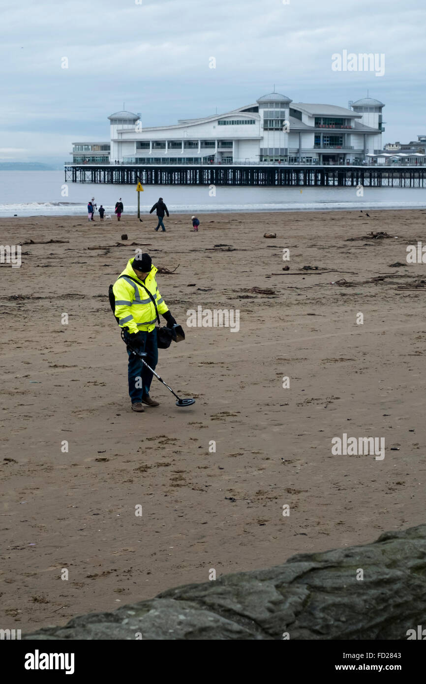Un metal detectorist sur la plage d'hiver Weston-super-Mare somerset england UK Banque D'Images