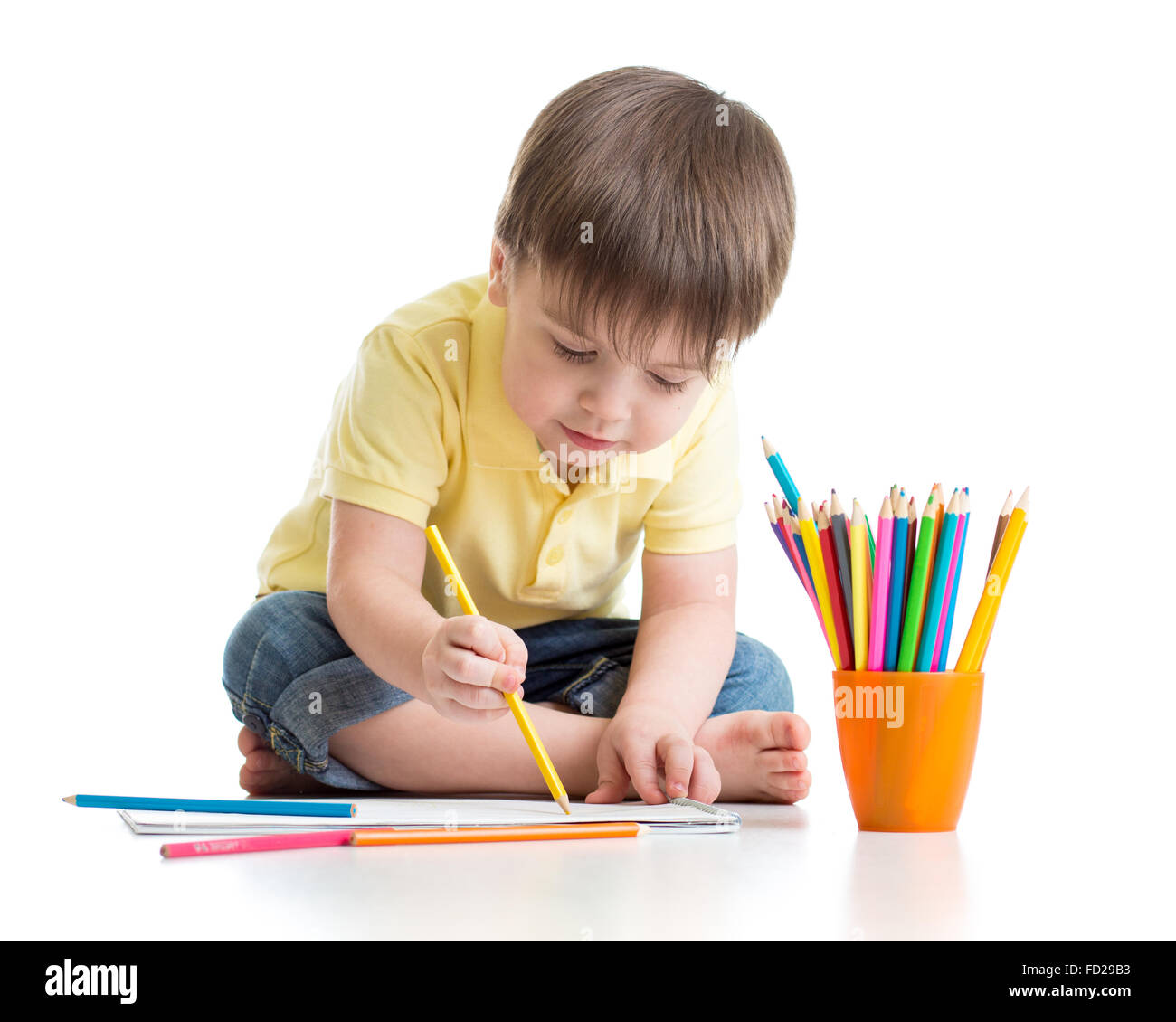 Garçon enfant mignon dessin avec crayons en isolé d'âge préscolaire Banque D'Images