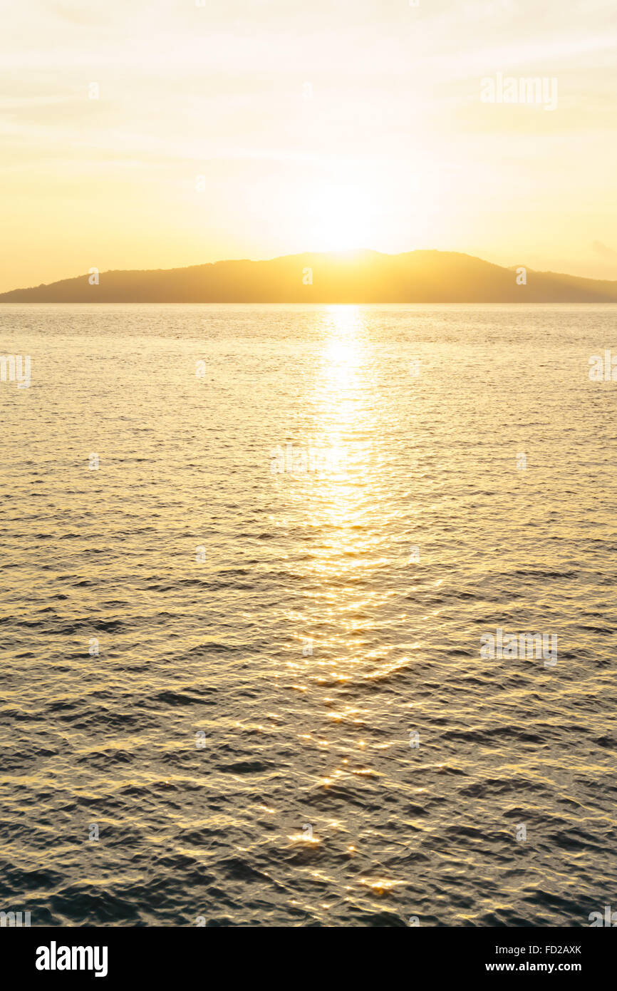 Ciel et mer belle lumière dorée de matin Banque D'Images