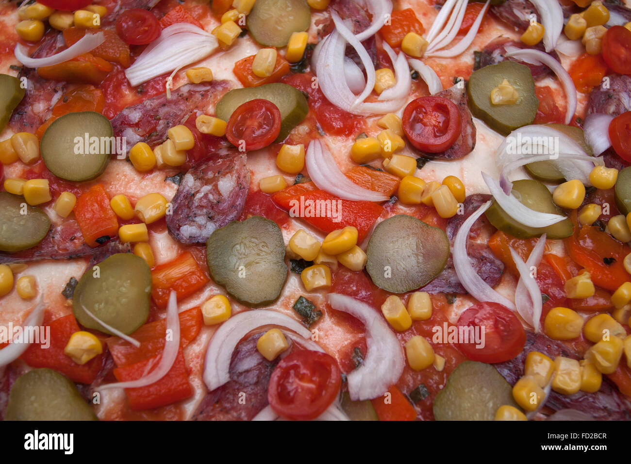 Pizza savoureuse avec de la saucisse, l'oignon et la tomate. Banque D'Images