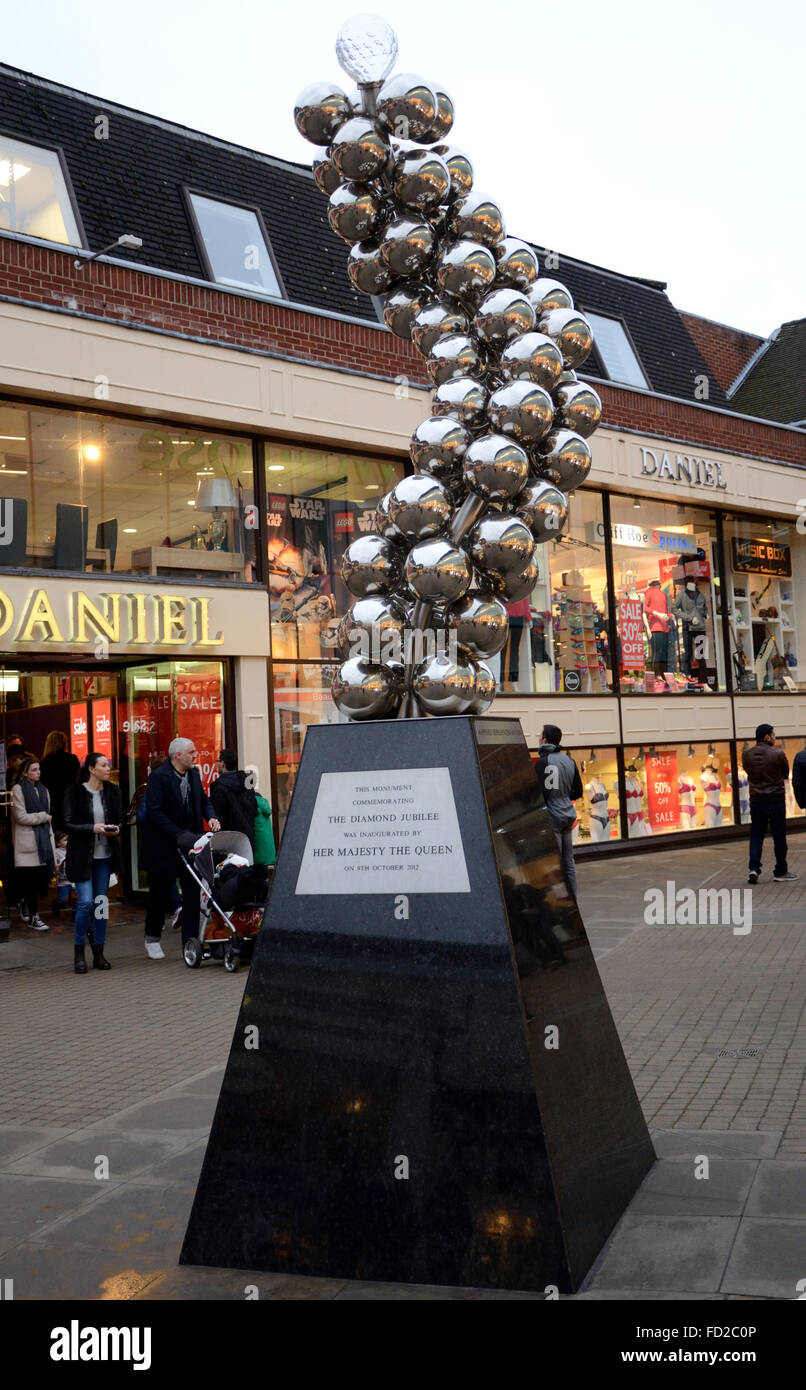 Un monument situé sur l'avenue King Edward Court, Windsor pour célébrer le jubilé de diamant de la Reine. Banque D'Images