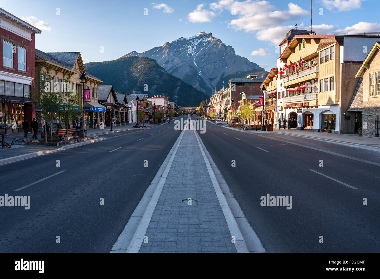 Vue panoramique de la rue principale de la ville de Banff dans le parc national de Banff, Alberta Banque D'Images