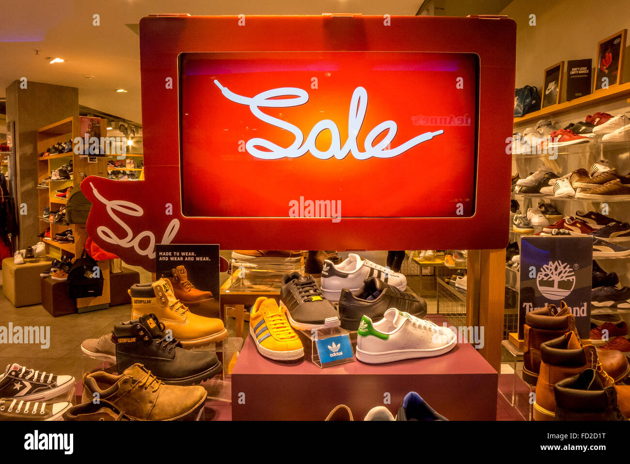 Une vente dans un magasin de chaussures dans la région de Churchill Square Shopping Centre, Brighton. Banque D'Images