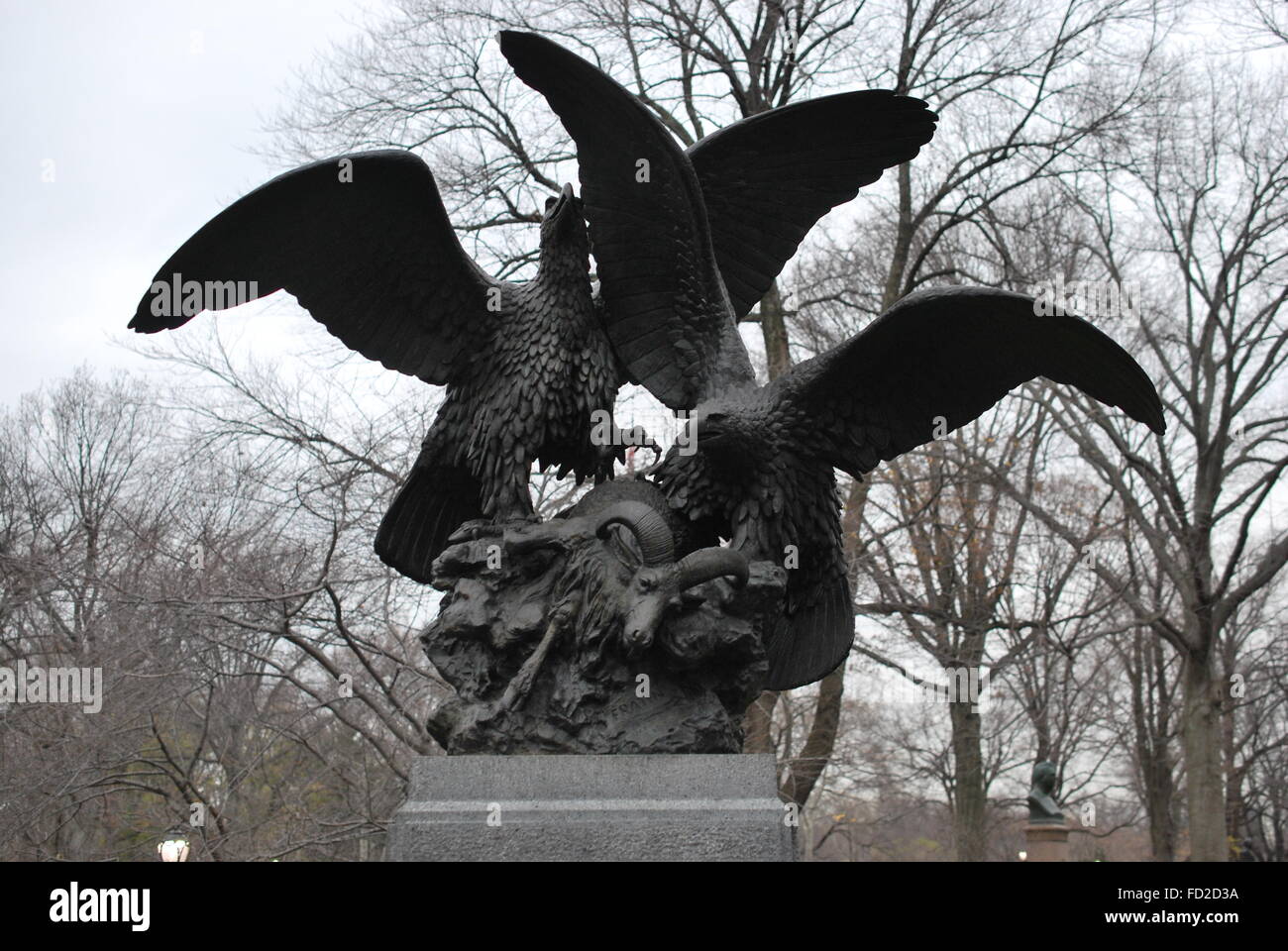 New York - Décembre 2015 : Statue de deux aigles dans Central Park Banque D'Images