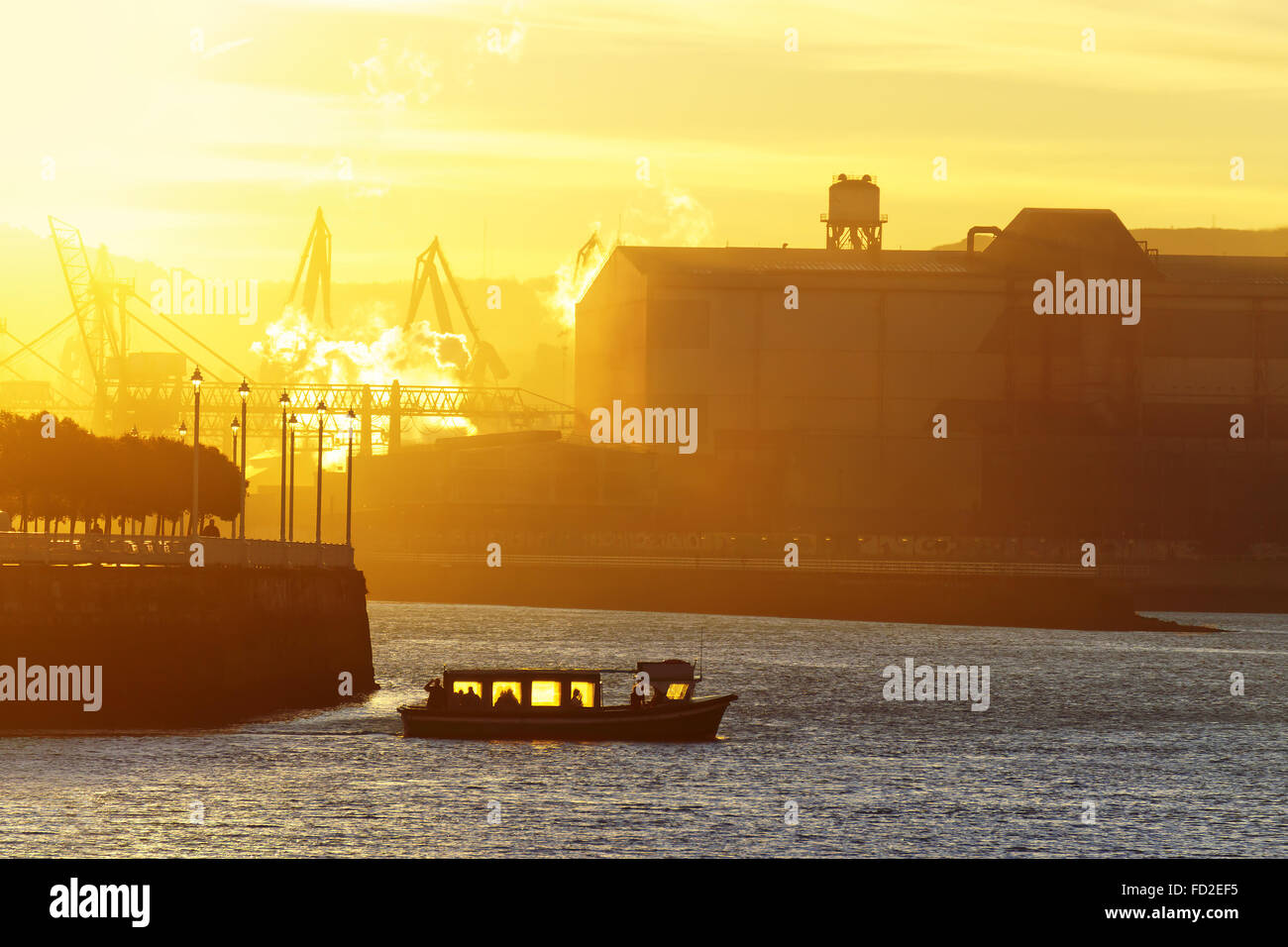 Voile le transport de personnes au sunrise entre Getxo et Portugalete Banque D'Images