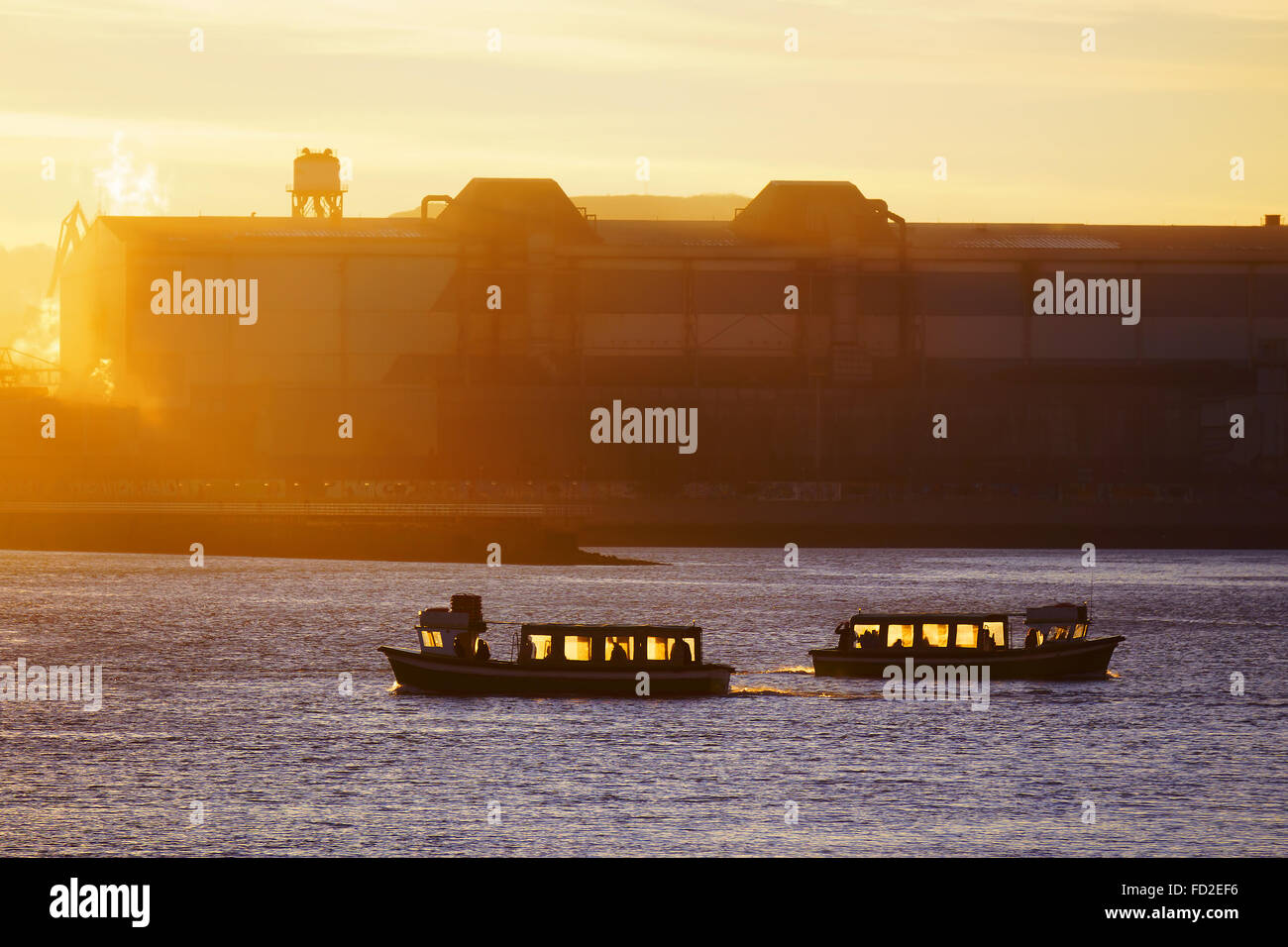 Bateaux dans Portugalete au coucher du soleil Banque D'Images