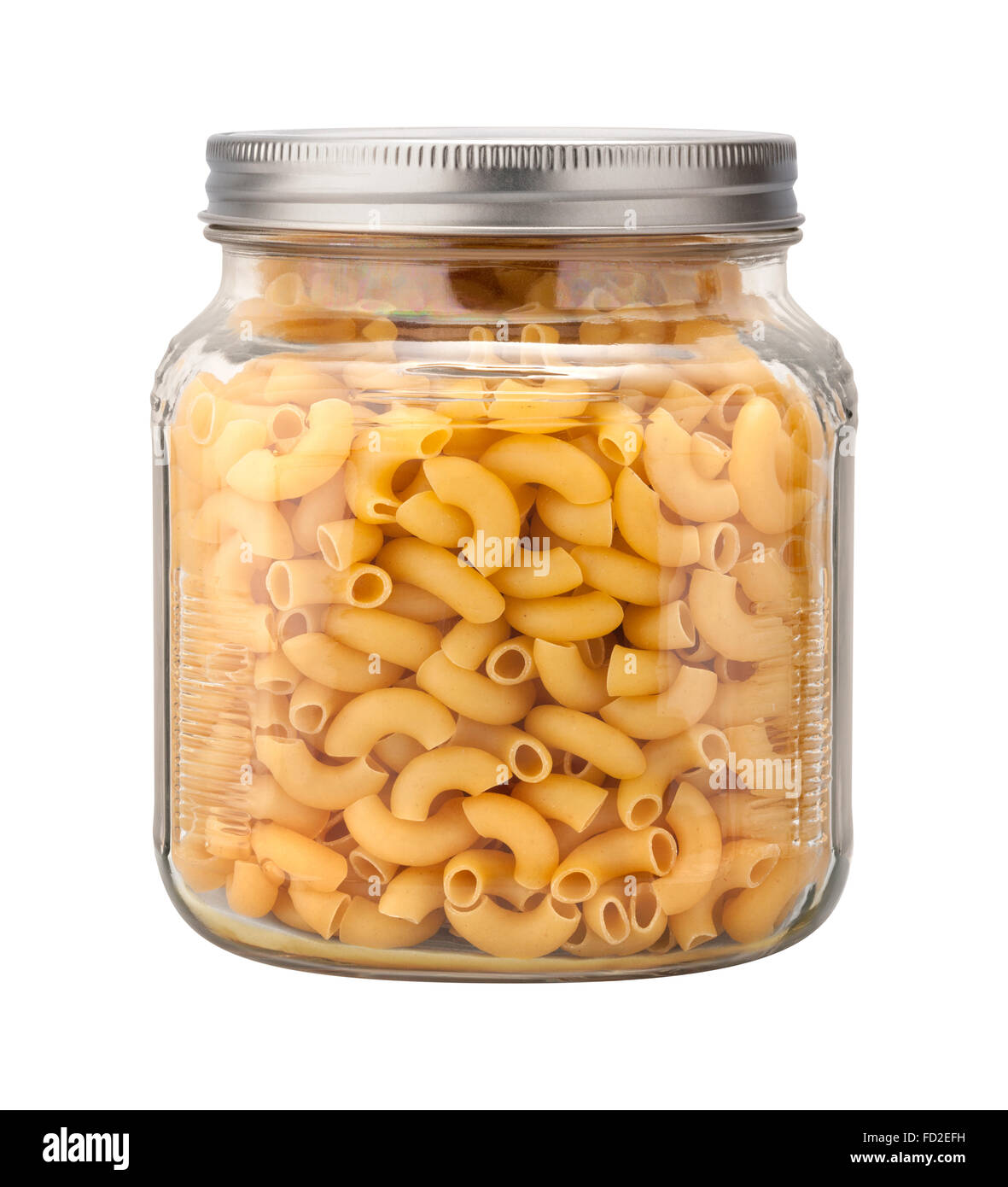 Elbow Macaroni pâtes dans un bocal de verre. L'image est un coupé, isolé sur un fond blanc. Banque D'Images