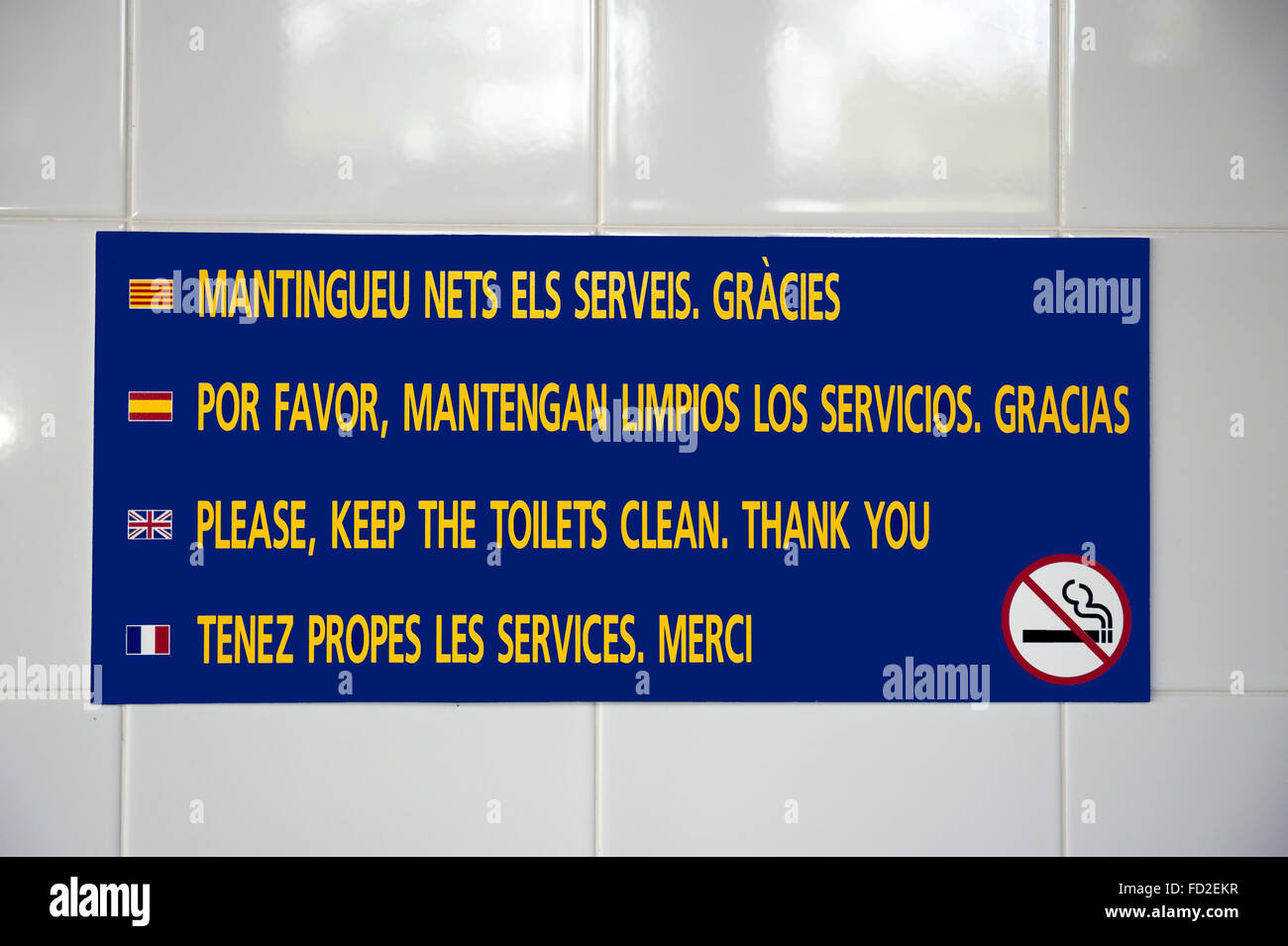 Inscrivez-vous au camping toilettes en français,anglais,espagnol et catalan avec texte : S'il vous plaît, gardez les toilettes propres.Merci Banque D'Images
