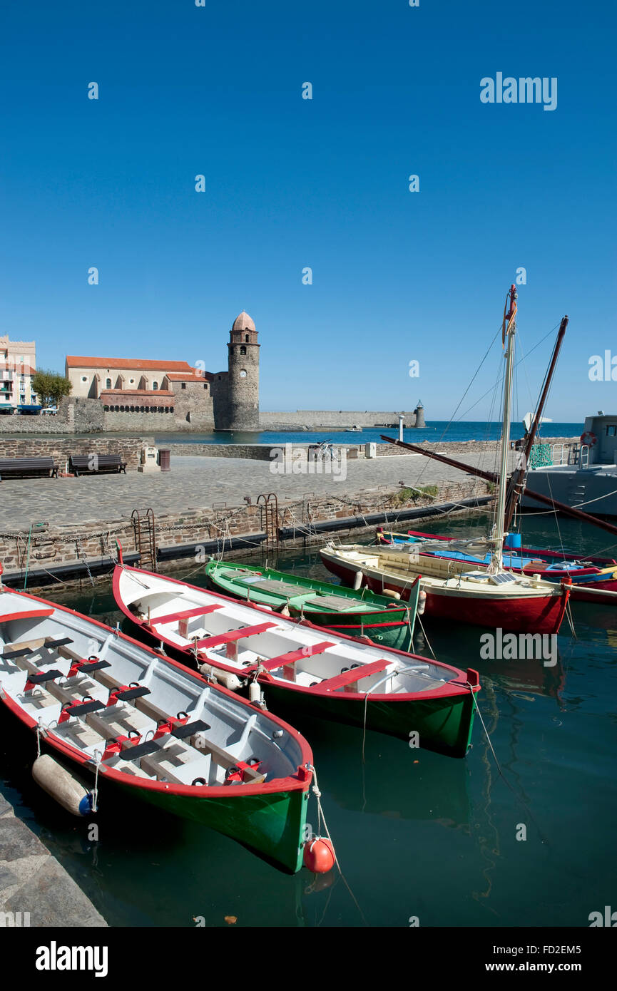 Collioure, port avec plusieurs bateaux et à l'arrière-plan l'église appelé :'Eglise Notre Dame des Anges' PAS DE PERSONNES Banque D'Images