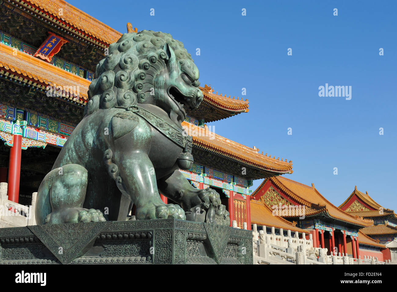 Lion de bronze à l'entrée de la Cité Interdite à Beijing, Chine. Banque D'Images