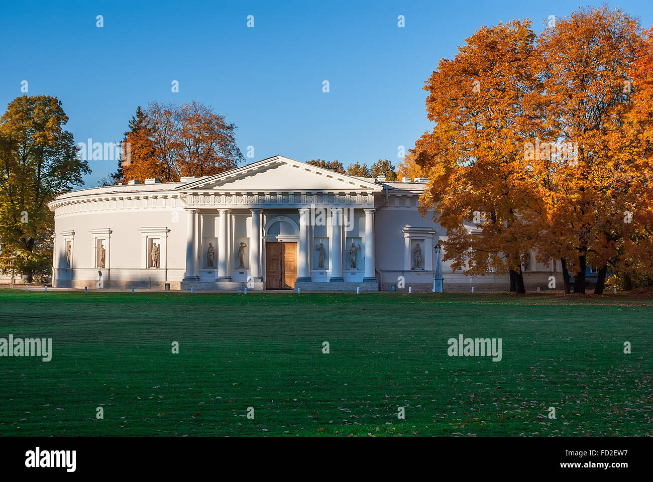 Vieux palais in autumn park Banque D'Images