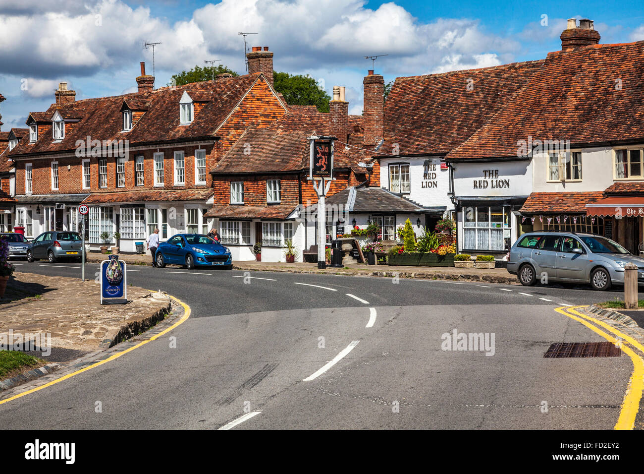 La route principale à travers le joli village de Biddenden, dans le Kent. Banque D'Images