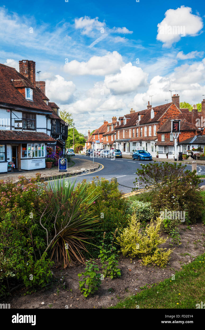 La route principale à travers le joli village de Biddenden, dans le Kent. Banque D'Images