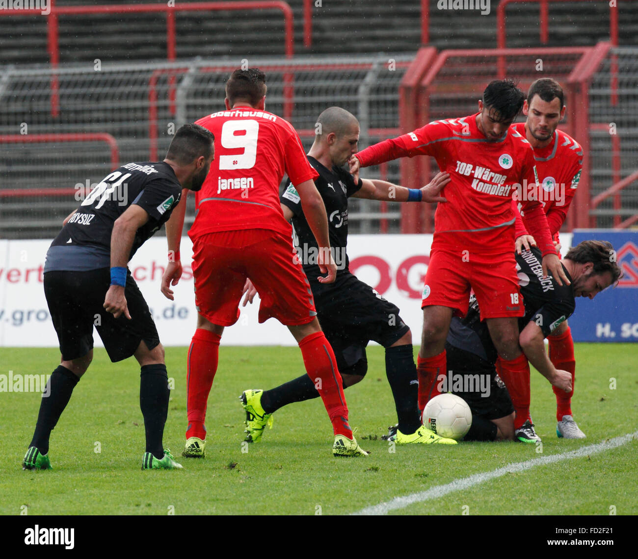 Sport, football, Ligue Régionale Ouest, 2015-2016, Rot Weiss Oberhausen contre TuS 1895 Erndtebrueck 3:1, stade Niederrhein à Oberhausen, scène du match, f.l.t.r. team leader Ahmet Saglam (TuS), David Jansen (RWO), Luigi Campagna (TuS), Ferdi Acar (Simon), RWO RWO (Engelmann), Philipp Boehmer (UF) Banque D'Images