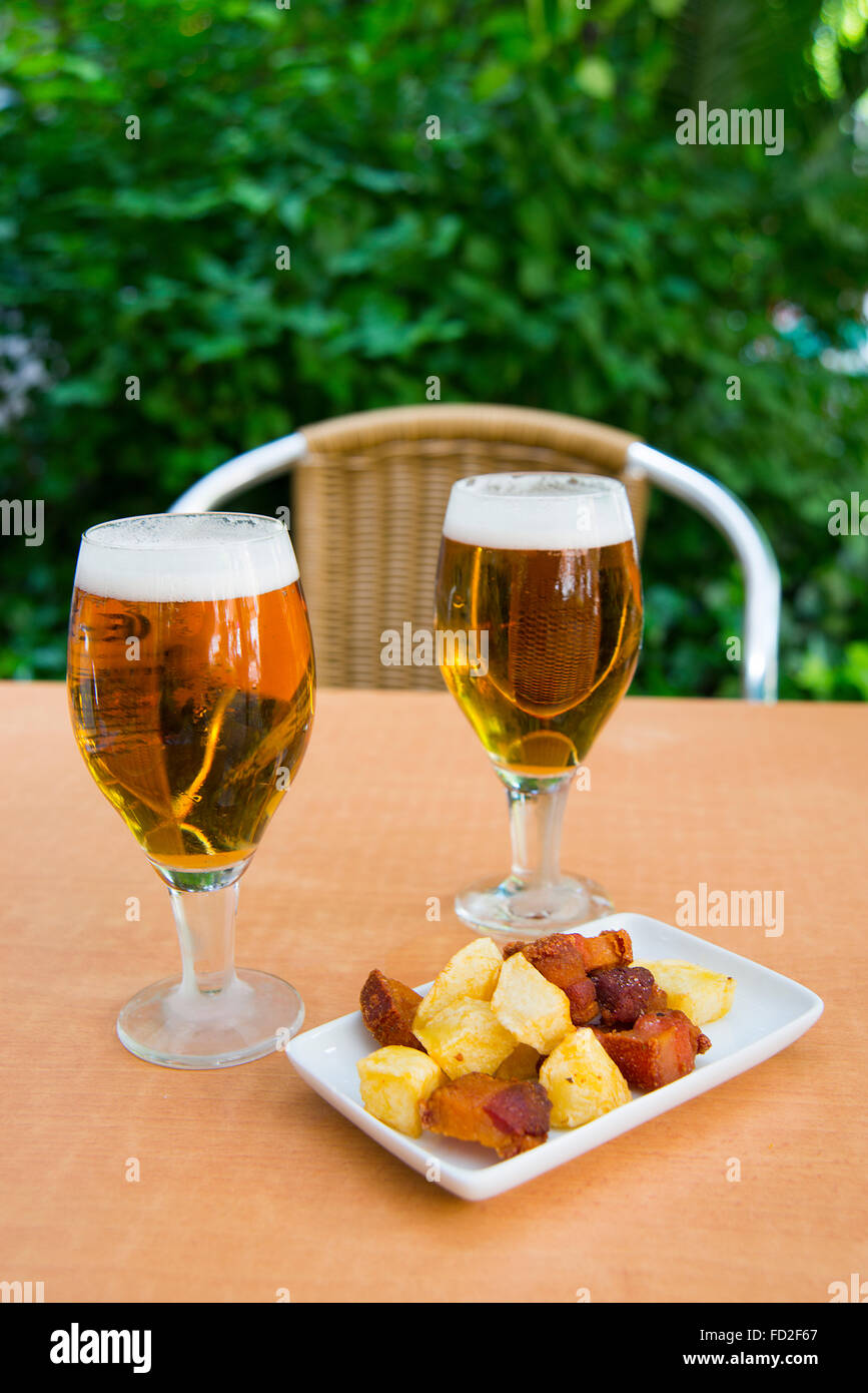Deux Verres De Biere Et Tapa De Torreznos Dans Une Terrasse Madrid Espagne Photo Stock Alamy Deux Verres De Biere Et Tapa De Torreznos Dans Une Terrasse Madrid Espagne Photo Stock Alamy