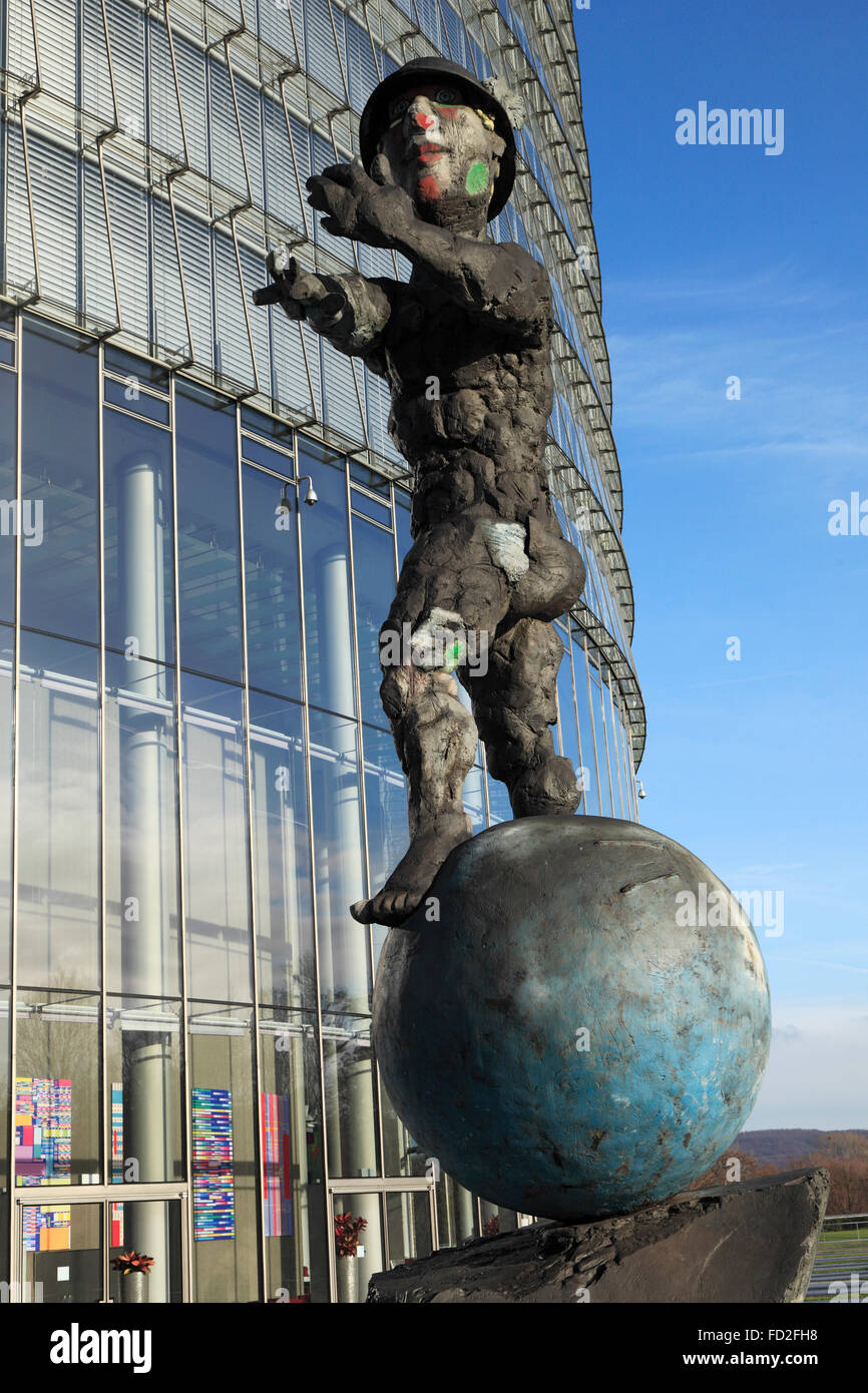 Mercurius Bronzeskulptur von Markus Luepertz vor dem Post Tower de Bonn, Rhein, Allemagne Banque D'Images