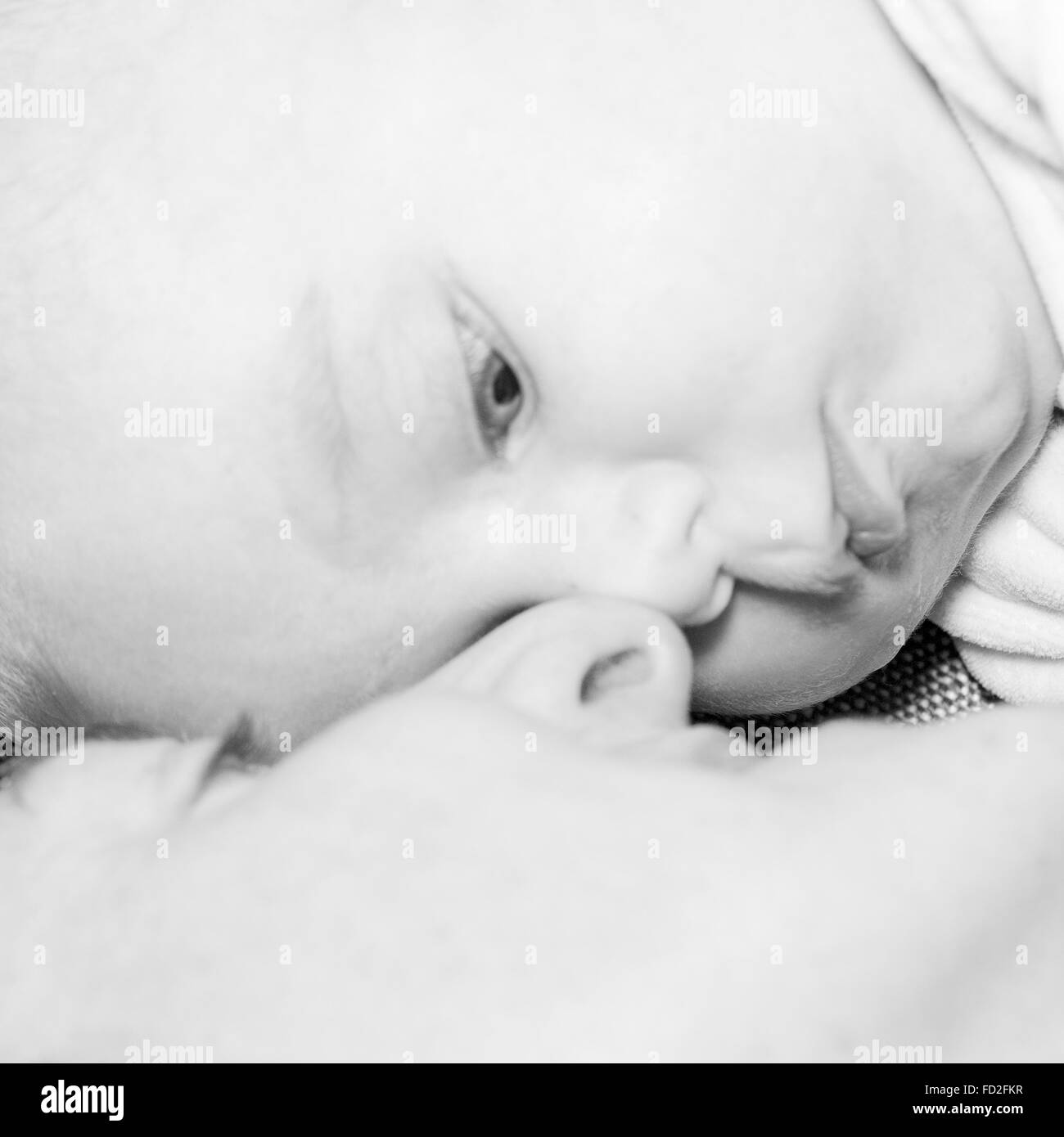Beau Bebe Nouveau Ne Garcon Avec Sa Mere La Complicite Le Bonheur Le Noir Et Blanc Photo Stock Alamy