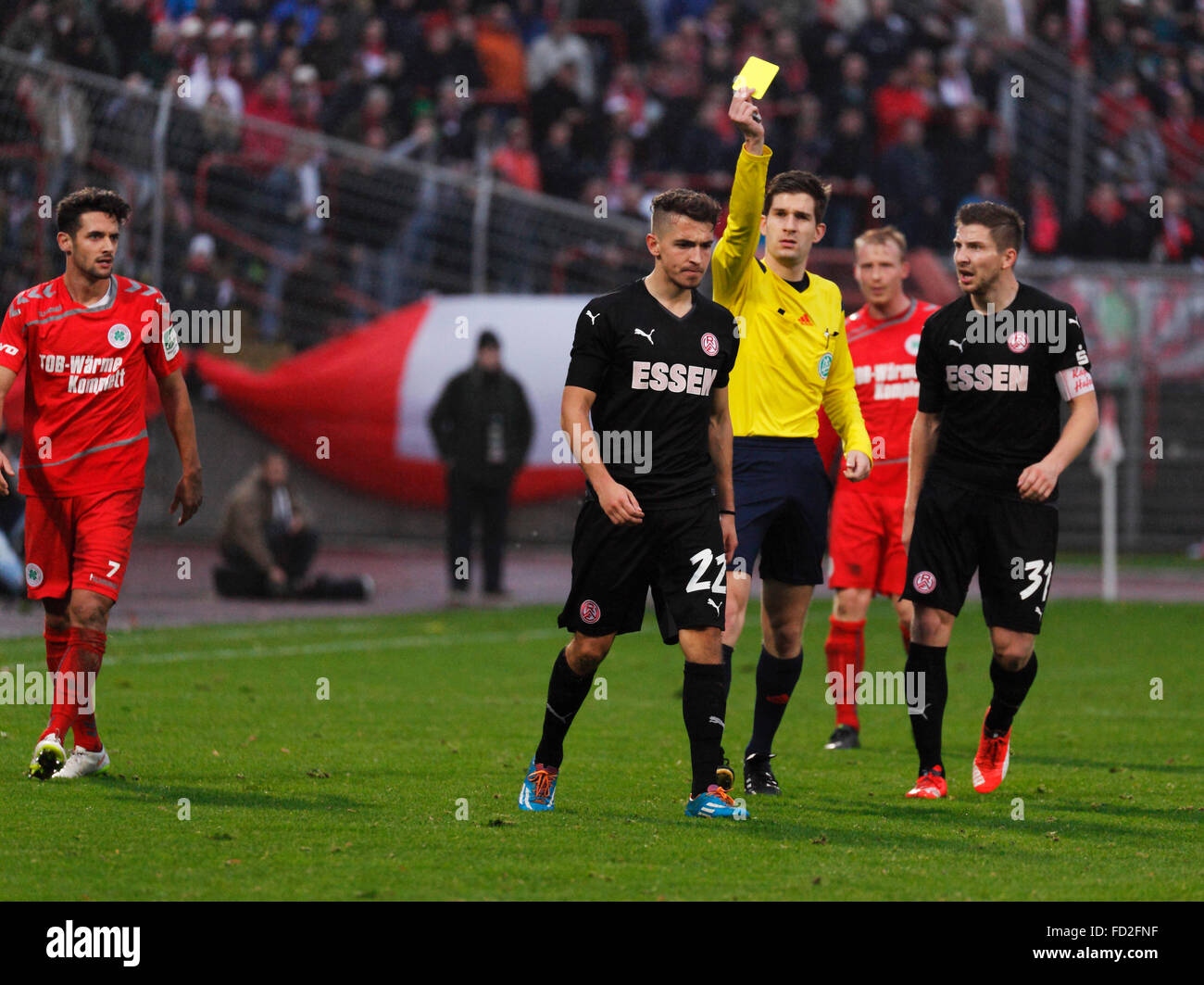 Sport, football, Ligue Régionale Ouest, 2015-2016, Rot Weiss Oberhausen contre Rot Weiss Essen 2:1, stade Niederrhein à Oberhausen, scène du match, carton jaune à Tolga Cokkosan (RWE) 2.f.l. par l'arbitre Markus Wollenweber, Dominik Reinert (gauche) RWO, Christoph Caspari (RWO) 4.f.l. et chef d'équipe Benjamin Baier (RWE) droit Banque D'Images