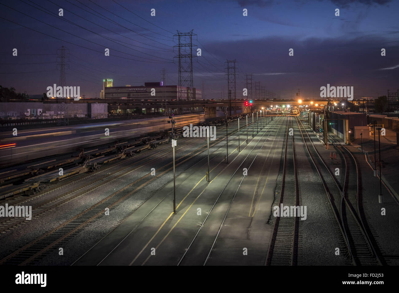 Los Angeles, Californie, USA. 14Th Dec 2013. Un train Amtrak par rouleaux entre une installation d'entretien et de la rivière, de la 7e Rue, au nord de l'autoroute de Santa Monica. © Fred Hoerr/ZUMA/Alamy Fil Live News Banque D'Images