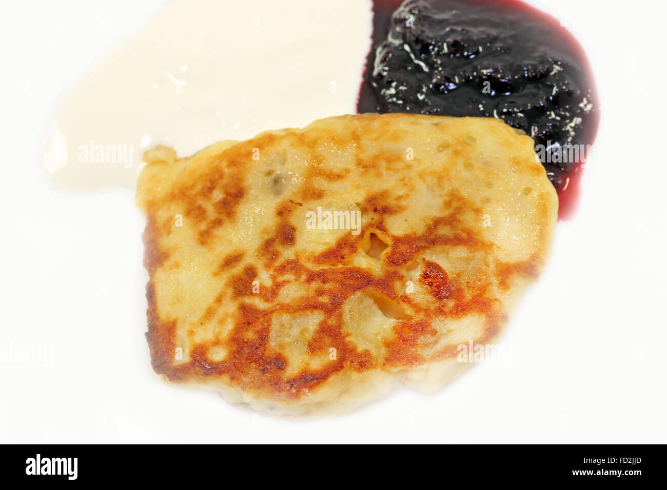 Le fromage frit délicieux avec de la confiture de cassis photographié closeup Banque D'Images