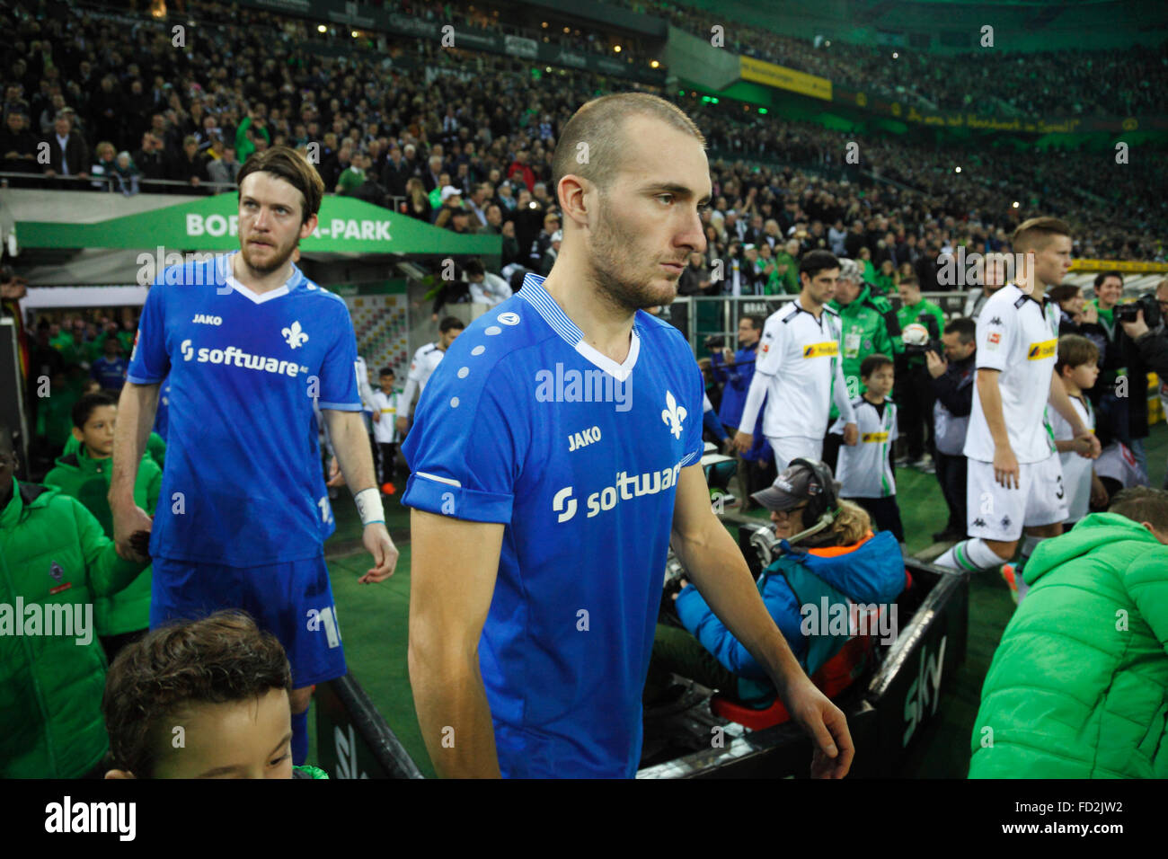 Sports, football, Bundesliga Borussia Moenchengladbach, 2015-2016, par rapport à 98 SV Darmstadt 3:2, stade Borussia Park, running-dans des équipes, devant Luca hamiltonien Caldirola (Darmstadt), derrière Peter Niemeyer (Darmstadt) Banque D'Images