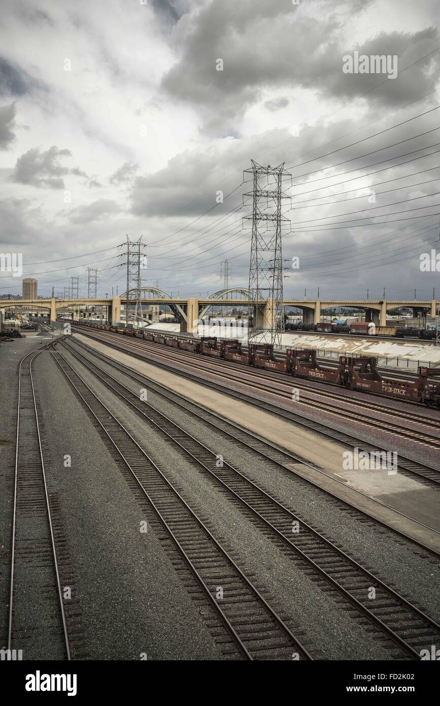 25 avril 2015 - Los Angeles, Californie, États-Unis - 6ème rue Pont de la 7e Rue, à la nord en haut des rails d'Amtrak. (Crédit Image : © Fred Hoerr via Zuma sur le fil) Banque D'Images