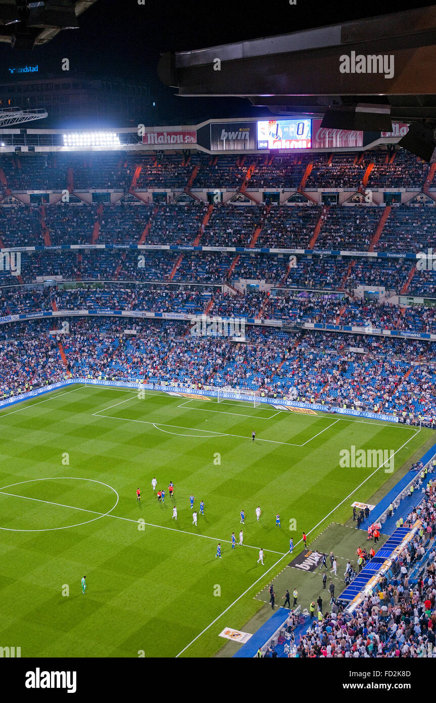Les footballeurs jouant un match de football. Pause. Santiago Bernabeu, Madrid, Espagne. Banque D'Images
